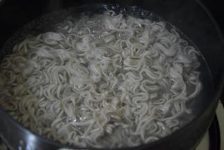 将面饼放入开水锅中煮两分钟