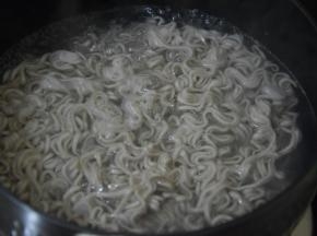 将面饼放入开水锅中煮两分钟