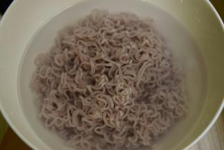 捞出过冷水后沥干水分