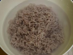 捞出过冷水后沥干水分