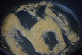 起锅热油，倒入虾酱炒香