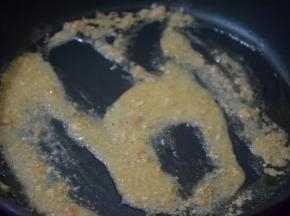 起锅热油，倒入虾酱炒香