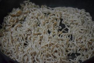 加入面条翻炒两三分钟