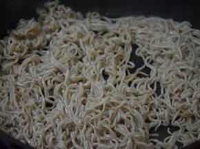 加入面条翻炒两三分钟