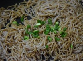加入生抽和葱花，翻炒均匀即可出锅