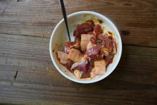 前腿肉切块，加入一勺黄豆酱和少许生抽拌匀腌10分钟