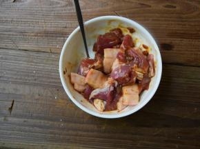 前腿肉切块，加入一勺黄豆酱和少许生抽拌匀腌10分钟