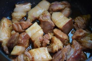 将猪肉放入热锅中煎出油