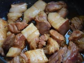 将猪肉放入热锅中煎出油