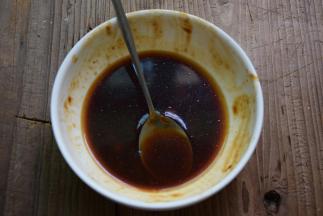 碗里加入黄豆酱、生抽、老抽、蚝油和水拌匀备用