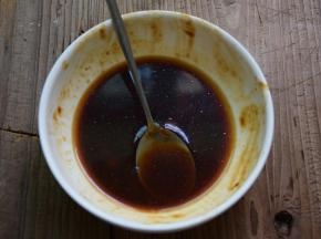 碗里加入黄豆酱、生抽、老抽、蚝油和水拌匀备用