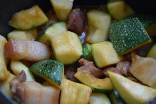 将南瓜块倒入锅中，加入调料拌匀，盖盖中火焖10分钟