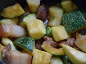 将南瓜块倒入锅中，加入调料拌匀，盖盖中火焖10分钟