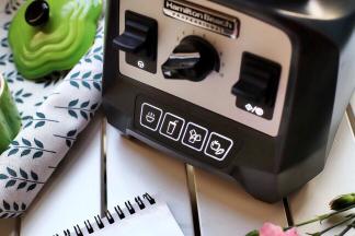 正面的指示灯点亮，选择第一个“热汤”功能键，按“启动”按钮，开始制作米糊。

