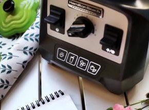 正面的指示灯点亮，选择第一个“热汤”功能键，按“启动”按钮，开始制作米糊。

