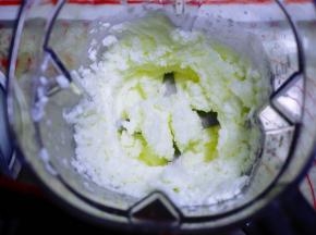 一分钟后，机器自动停止，酸奶刨冰就做好了。打开杯盖，可以看到冰沙非常细腻。

