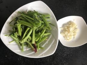 将菠菜梗切寸段，洗净沥水，大蒜去皮切末备用