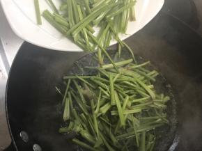 倒入菠菜梗