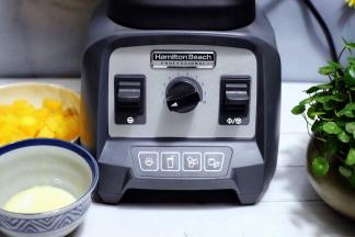 打开开关，按“刨冰”键，开始搅拌。

