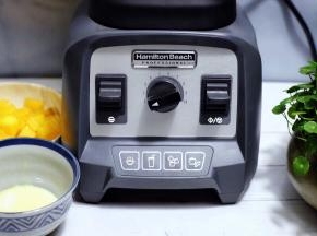 打开开关，按“刨冰”键，开始搅拌。

