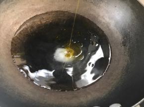 锅置火上，加水适量清水、盐，油，煮沸