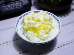 淋上少许炼乳。