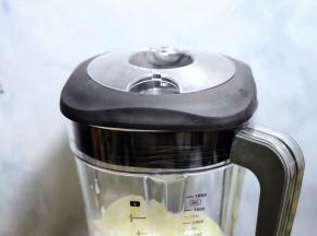 合上杯盖，杯盖非常密封，可以防止外溢。