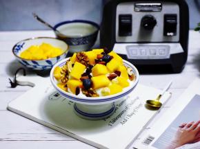 最上面放几颗蓝莓做装饰，色彩绚丽、细腻爽滑的芒果酸奶刨冰就做好了。