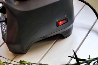 接上电源，按一下机身右侧开关，准备开始搅拌。

