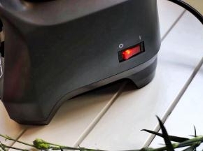 接上电源，按一下机身右侧开关，准备开始搅拌。

