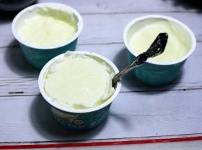 用勺子沿着酸奶杯子内侧边缘划一圈，使酸奶冰块与杯子脱离。

