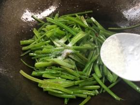 加入盐、糖，拌匀即可