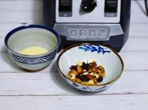 准备两个小碗，一个碗装坚果果干，另一个碗装炼乳。