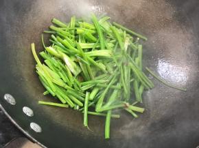 加入菠菜梗，关火