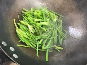 加入菠菜梗，关火