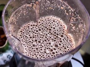 关闭开关后，打开盖子，可以看到非常细腻的米糊，完全没有颗粒。