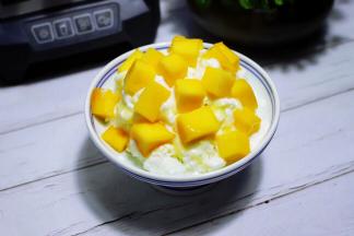 接着铺上芒果丁。