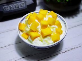 接着铺上芒果丁。