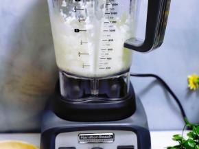 从透明的搅拌杯里可以清晰地看到酸奶冰块速制成冰屑。