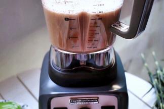 整个过程先慢速搅匀，再高速搅打，透明杯身，可以看清制作过程，破壁力度非常强大，破壁机机运行到五分钟左右的时候会停止，这时候打开盖子，加入黄冰糖，按启动键接着搅打一分钟左右。

