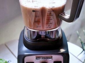 整个过程先慢速搅匀，再高速搅打，透明杯身，可以看清制作过程，破壁力度非常强大，破壁机机运行到五分钟左右的时候会停止，这时候打开盖子，加入黄冰糖，按启动键接着搅打一分钟左右。

