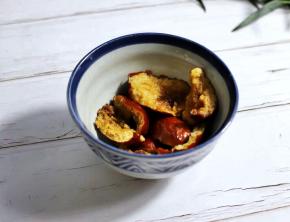 将红枣洗净去核，掰成两半，用水泡软。

