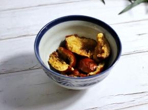 将红枣洗净去核，掰成两半，用水泡软。

