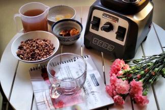 将搅拌杯洗净沥干水，放置到底座上，准备好一个干净的玻璃杯装米糊。