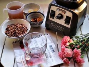 将搅拌杯洗净沥干水，放置到底座上，准备好一个干净的玻璃杯装米糊。