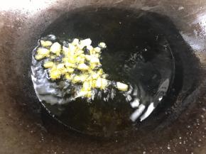 加入蒜末，炸至变色