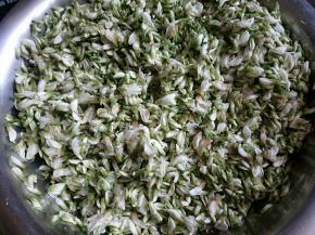 槐花洗净，倒去水分，让槐花上有点湿湿的感觉