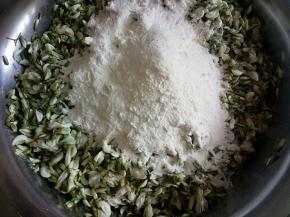 放入面粉，拌均匀