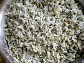 拌匀，让每个槐花上都裹上面粉