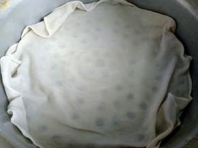 蒸锅上放入篦子和蒸布